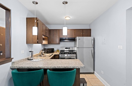 Chicago Ridge Apartment | Lovely & Modern 2 Bd Apt near Golf Course