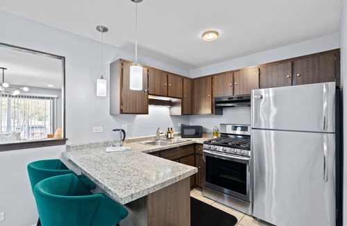 Chicago Ridge Apartment | Lovely & Modern 2 Bd Apt near Golf Course