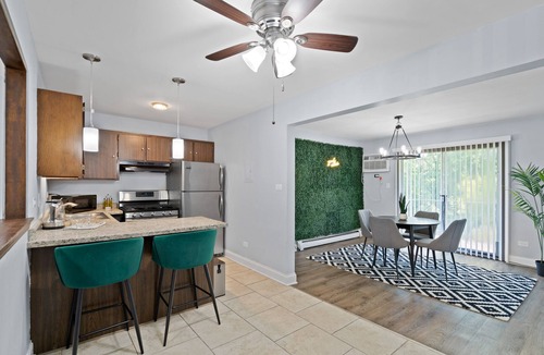Chicago Ridge Apartment | Lovely & Modern 2 Bd Apt near Golf Course