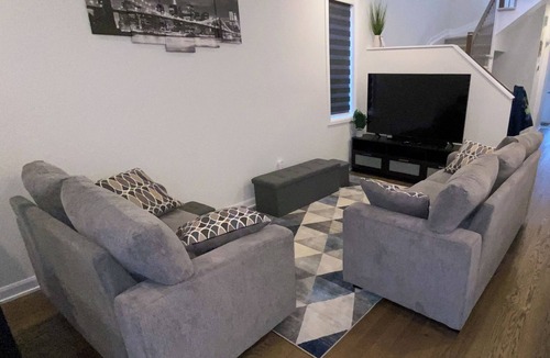 Ottawa Division House | Lovely Modern 4 Bedroom Townhome