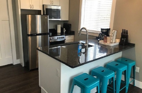 Riverfront Apartment | Lovely Modern Space - Teal