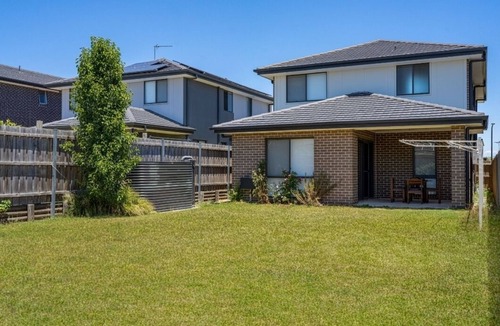 Schofields House | Lovely New 5 bedroom + Study/Back Yd