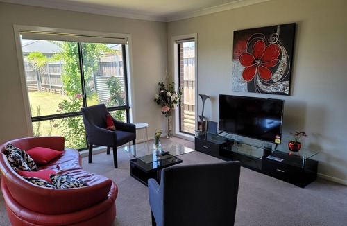 Schofields House | Lovely New 5 bedroom + Study/Back Yd