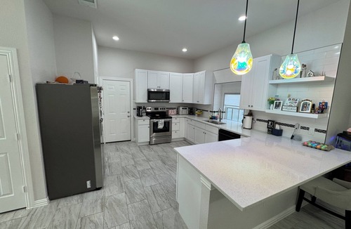 Waxahachie House | Lovely new 6-bedroom sleeps 14 with 3 1/2 baths. Fully handclapped Bathroom