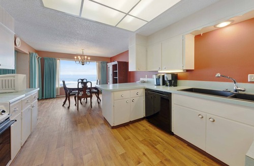 Gleneden Beach Condo | Lovely oceanfront condo with sweeping water views and balcony