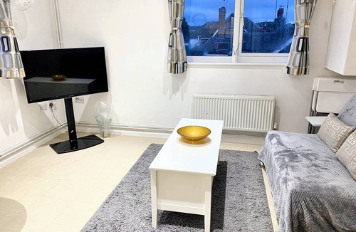 Bourne End Apartment | Lovely one bedroom flat