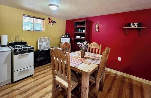 San Lorenzo Apartment | Lovely Pet-Friendly Suite with Kitchen at Lake Roberts