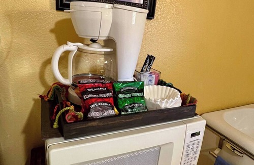 San Lorenzo Apartment | Lovely Pet-Friendly Suite with Kitchen at Lake Roberts