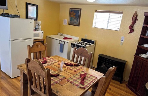 San Lorenzo Apartment | Lovely Pet-Friendly Suite with Kitchen at Lake Roberts