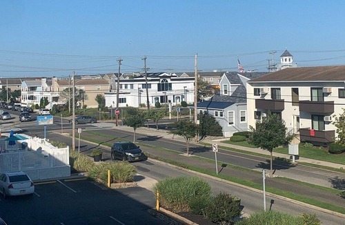 South End Apartment | LOVELY QUEEN SIZED BED STUDIO-4 BLOCKS FROM THE BEACH
