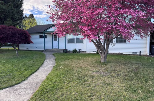 Yakima House | Lovely, quiet, and peaceful 2-bedroom home in West Yakima.