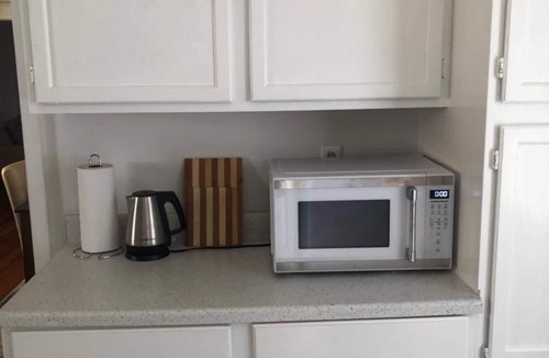 Albany House | LOVELY RENOVATED 2 BEDROOM HOME WITH FREE PARKING