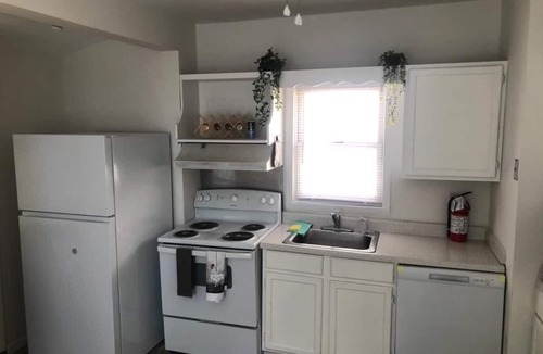 Albany House | LOVELY RENOVATED 2 BEDROOM HOME WITH FREE PARKING
