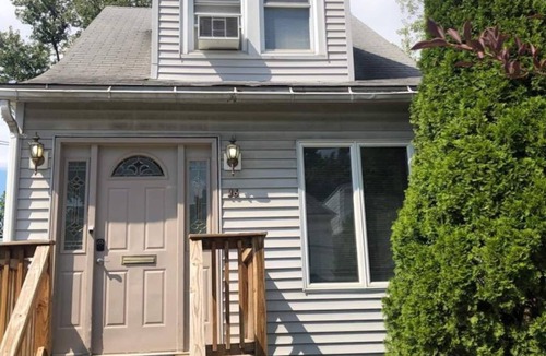 Albany House | LOVELY RENOVATED 2 BEDROOM HOME WITH FREE PARKING