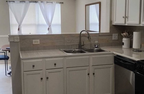 Houston House | Lovely Renovated 4 Bedroom home with easy highway access and optional Gym Access