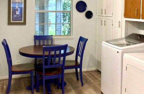 Beaumont House | Lovely Retro 2BR 2.5BA In Quiet Neighborhood