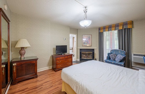 Saint-Sauveur Hotel | Lovely room with balcony 26