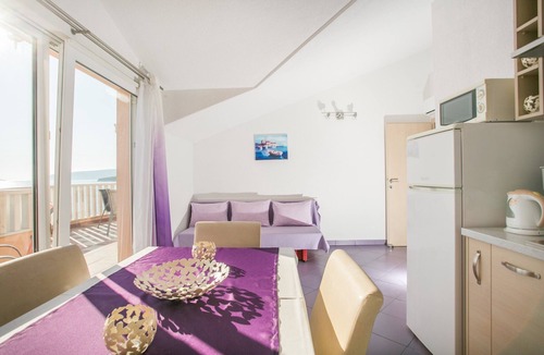 Seget Donji Apartment | Lovely ❤ sea view apt for 2+2, on the beach, Seget