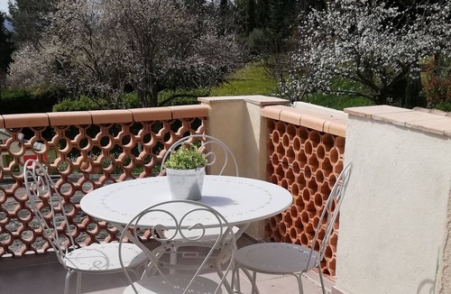 Nord Apartment | Lovely self-contained studio with terrace near Aix. Pets allowed