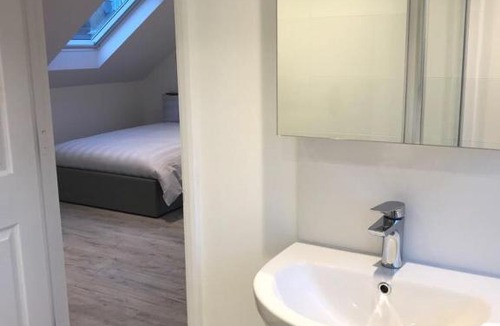 Canning Town Apartment | Lovely Self Contained Loft Studio - 33AS4