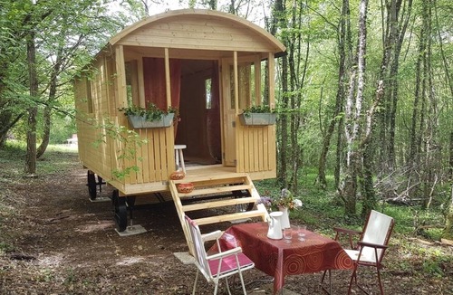 Sougeres-en-Puisaye Cabin | Lovely shepherds hut in chauminet