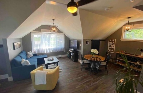 Belleville Apartment | Lovely spacious 600sq ft loft with beautiful views
