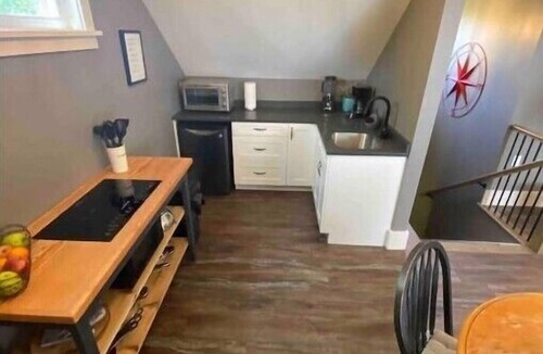 Belleville Apartment | Lovely spacious 600sq ft loft with beautiful views