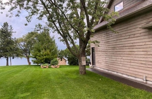 Belleville Apartment | Lovely spacious 600sq ft loft with beautiful views