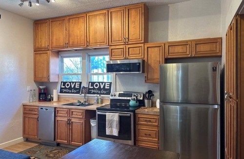 West Central House | Lovely & Spacious Downtown 2 Bedroom