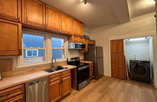 West Central House | Lovely & Spacious Downtown 2 Bedroom