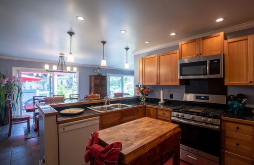 Volcano House | Lovely, Spacious Villa with HotTub, Outdoor Dining, Fire Pit