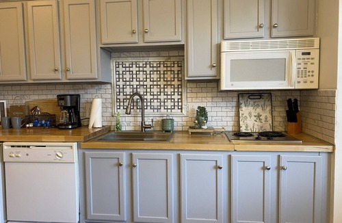 Huddleston Condo | Lovely studio at Mariners Landing!