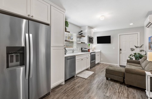 Bouldin Condo | Lovely studio in HEART of SOCO! 1 block to the action!