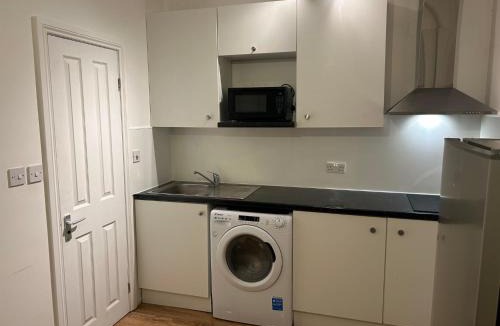 Heston Central Apartment | Lovely Studio near Heathrow - 77VFR4