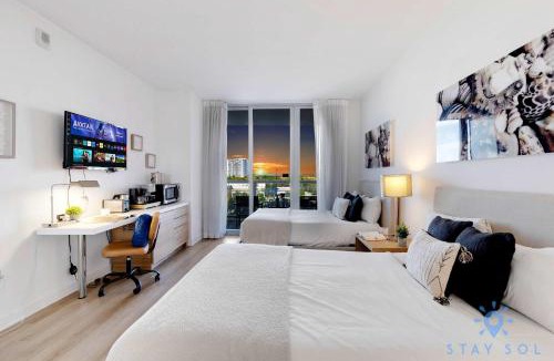 Hallandale Beach Hotel | Lovely Studio with Amazing Views & Pool
