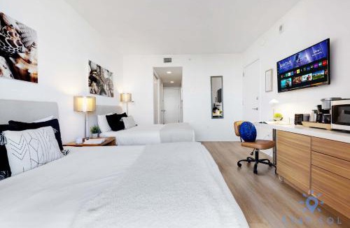 Hallandale Beach Hotel | Lovely Studio with Amazing Views & Pool
