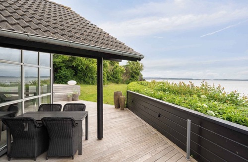 Egsmark Strand House | Lovely summer house with a view and outdoor spa