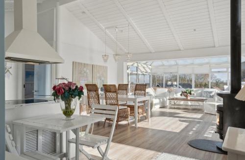 Grønninghoved Strand House | Lovely Summer House With Sea View