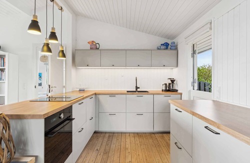 Skastrup Strand House | Lovely summerhouse by Skaastrup Strand w sea view