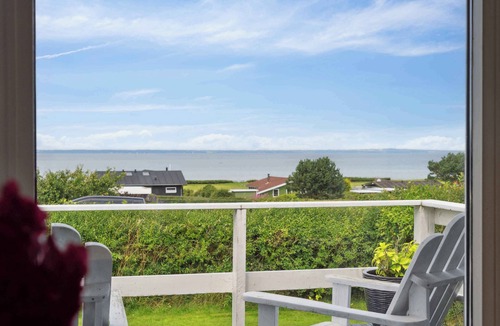 Skastrup Strand House | Lovely summerhouse by Skaastrup Strand w sea view