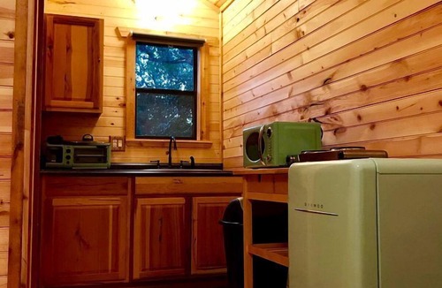 Mason Cabin | Lovely Texas Tiny House for Hill Country Getaways