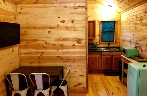Mason Cabin | Lovely Texas Tiny House for Hill Country Getaways