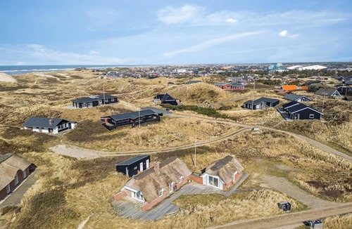 Sondervig Cottage | Lovely thatched holiday home with a large annex - 1029