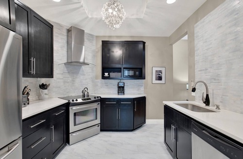 Thomas Square Apartment | Lovely Thomas Square Condo with Shared Porch