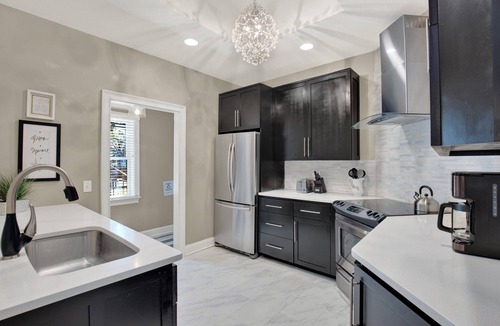 Thomas Square Apartment | Lovely Thomas Square Condo with Shared Porch