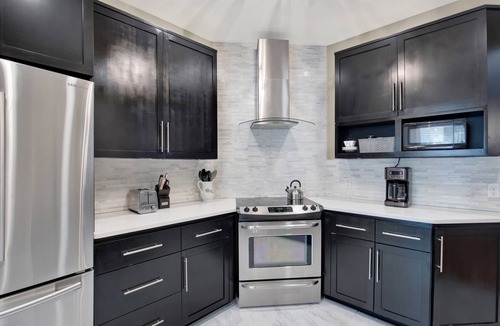 Thomas Square Apartment | Lovely Thomas Square Condo with Shared Porch