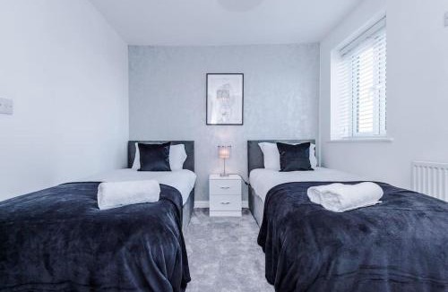 Bury House | Lovely three bed home Manchester