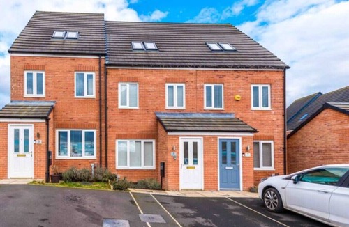 Bury House | Lovely three bed home Manchester