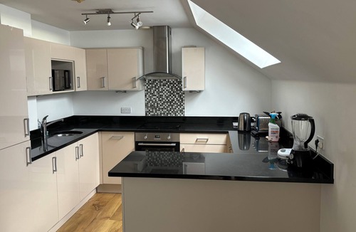 Hillingdon Apartment | Lovely three bedroom apartment located in a private development.