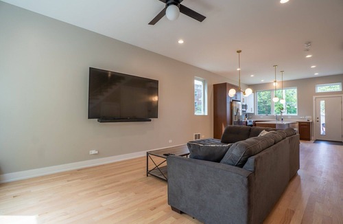 Woodlawn House | Lovely three bedroom Loft, University Of Chicago, Obama Library